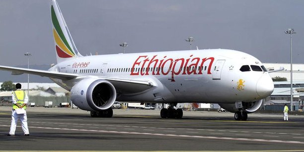 Un membre de l'équipe au sol dirige un avion d'Ethiopian Airlines à l'aéroport international de Bole, dans la capitale éthiopienne, Addis Abeba, le 21 août 2015.