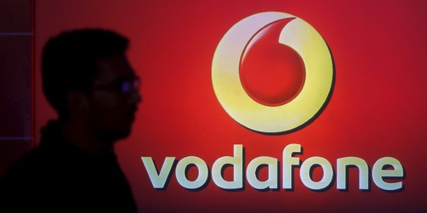 Vodafone a publié des résultats annuels de bonne facture avec un retour au bénéfice en l'absence de dépréciations en Inde qui avaient causé de lourdes pertes un an plus tôt.