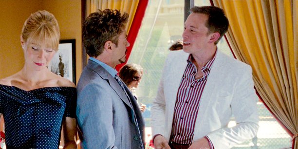 Dans le film Iron Man 2, Elon Musk (dans son propre rôle, en blanc), rencontre l'une de ses sources d'inspiration : Tony Stark (R. Downey Jr.), célèbre super héros de l'Univers Marvel.