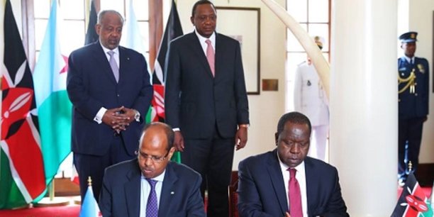 Le Président de Djibouti, Ismail Omar Guelleh (arrière plan, à gauche) et son homologue kényan, Uhuru Kenyatta (arrière plan, à droite), ont présidé la cérémonie de signature d’accords bilatéraux entre les deux pays.