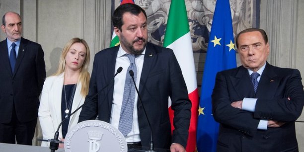 Le chef de la Ligue, Matteo Salvini (au centre), accompagné de Giorgia Meloni, la présidente du mouvement des Frères d'Italie, et de Silvio Berlusconi (à droite), président du mouvement Forza Italia, s'adresse au président de la République italienne, Sergio Mattarella, lors d'un discours à Rome le 7 mai 2018 au palais du Quirinal (l'équivalent du palais de l’Élysée, en France).