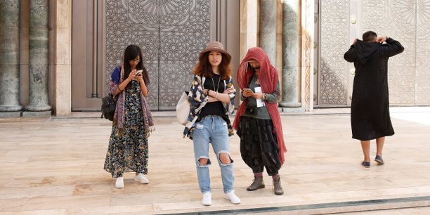 Rien qu'en 2017, le Maroc a attiré plus de 108.000 touristes Chinois, soit une hausse de plus 240% comparé à 2016. Ici des touristes chinoises sur l'esplanade de la mosquée Hassan II à Casablanca.