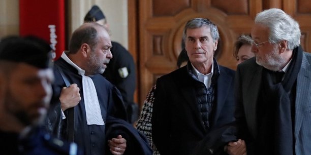 L'ancien ministre du Budget Jérôme Cahuzac entouré de ses conseils le 12 février dernier : à sa gauche Jean-Alain Michel, à sa droite, le ténor du barreau Eric Dupont-Moretti, pourraient bien avoir réussi leur mission : éviter la case prison à leur client.