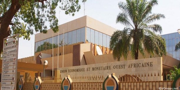 Opérationnelle depuis 2010 à l’initiative du Groupe Coris, Coris Bourse est une société de gestion et d’intermédiation, membre de la Bourse régionale des valeurs mobilières de l’Union économique et monétaire de l’Afrique de l’Ouest (UEMOA).