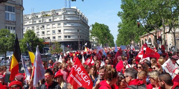 Le cortège des salariés de Crédit Mutuel Arkéa parti, jeudi après-midi, de la Place de la Bastille jusqu'à Bercy.