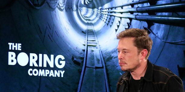 Le magnat des transports électriques, Elon Musk (ici lors de la conférence donnée hier à Los Angeles) veut que ces tunnels puissent servir à l'un de ses autres projets, Hyperloop, des capsules qui circuleraient à basse pression et à très grande vitesse (Nous visons (près de) 500 kilomètres heure, a assuré le l'homme d'affaires qui a créé les voitures électriques Tesla et les fusées Space X.