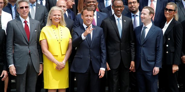Emmanuel Macron en 2018 lors du premier sommet Tech for good organisé par l'Elysée. Ici aux côtés de certains des géants de la tech, dont Satya Nadella (Microsoft) et Mark Zuckerberg (Facebook), tous deux à sa gauche.