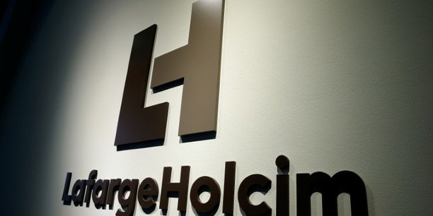 Lafargeholcim ferme ses bureaux a paris, 97 postes supprimes[reuters.com]