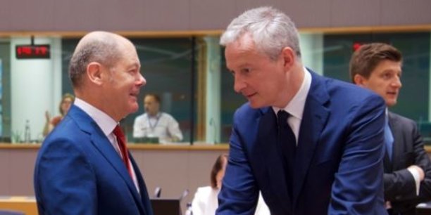 Olaf Scholz, le ministre allemand des Finances, et Bruno Le Maire, le ministre français, ce vendredi au Conseil européen à Bruxelles.