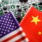 Les  dreapeaux chinois et americain sur une carte de circuit imprime avec des puces semi-conductrices
