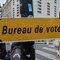Un panneau indiquant un bureau de vote situe dans une ecole a nantes