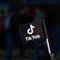 Un drapeau affichant le logo de tiktok est photographie a cardiff
