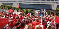 Les salariés d'Arkéa ont manifesté devant le ministère de l'Economie, à Paris, le 17 mai pour soutenir la stratégie d'indépendance du groupe breton face au Crédit Mutuel.
