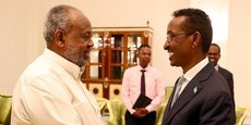 Le Président dijiboutien Ismail Omar Guelleh, recevant la délégation d’officiels somaliens conduite par le Ministre des Affaires Etrangères de ce pays, Ahmed Issa Awad.