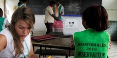 Dans un bureau de vote, lors des premières sénatoriales,le 24 mars 2018 à Abidjan, la capitale ivoirienne.