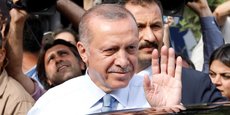 Bulent Tezcan, porte-parole du CHP, a reproché à la presse publique de manipuler l'annonce des résultats pour démoraliser les opposants d'Erdogan et encourager les observateurs à cesser de veiller au bon déroulement du dépouillement.