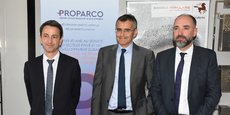 De gauche à droite: M. Grégory Clémente, Directeur Général de Proparco, Youssef Bencheqroun , Directeur Général Al Amana et M. Kamal Mokdad Directeur Général de la BCP. Proparco a signé deux accords avec leurs institutions respectives.