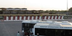 Des voyageurs à l'aéroport international Diori Hamani au Niger. L'ouvrage va être rénové en prélude du sommet de l'UA de juillet 2019, qui se déroulera au Niger.