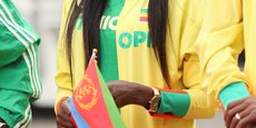 L'athlète éthiopienne Tirunesh Dibaba tient un drapeau érythréen lors d'une cérémonie de bienvenue du ministre érythréen des Affaires étrangères Osman Saleh et de sa délégation à l'aéroport international de Bole à Addis-Abeba, en Éthiopie le 26 juin 2018.