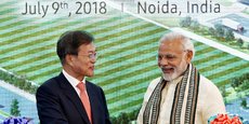 Narendra Modi, le Premier ministre indien (à droite) et Moon Jae-in, le président sud-coréen, se sont félicités, le 9 juillet, du nouvel investissement de Samsung.