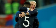 Le but marqué par Umtiti (ici embrassé par Didier Deschamps) contre la Belgique donne à la France son ticket pour la finale de la Coupe du monde de football 2018, vingt ans après la dernière victoire des Bleus.
