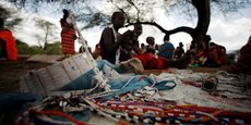 Des femmes masaïs fabriquant des ornements traditionnels dans le village de Pakase qu'elles revendent dans une échoppe de Shompole, un luxueux Lodge d'écotourisme situé à 180 km au sud de Nairobi, près de la frontière avec la Tanzanie. Au début des années 2000, Shompole a repeuplé avec succès la faune de la région tout en apportant plus d'un demi-million de dollars à la communauté locale.
