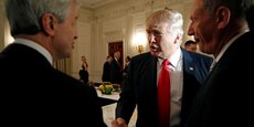 Jamie Dimon (à gauche), le patron de JPMorgan Chase, et Donald Trump -dont il est un fervent soutien- se serrant la main, lors d'un réunion stratégique avec les dirigeants des grandes entreprises à la Maison Blanche le 3 février 2017.