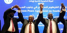 Le président sud--soudanais Salva Kiir ; le président soudanais Omar el-Béchir ; et le leader de l'opposition au Sud-Soudan, Riek Machar, après la signature d'un premier accord de paix, le 27 juin 2018 à Khartoum, la capitale soudanaise.