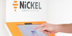 Nickel, détenu par BNP Paribas, fait partie des trois acteurs ayant réussi à s'imposer sur le marché français, aux côtés de l'allemand N26 et du britannique Revolut. L'offre, distribuée chez les buralistes partenaires, a séduit 1,2 million de clients.