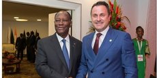 Le Premier ministre luxembourgeois, Xavier Bettel, aux côtés du président ivoirien Alassane Ouattara lors du 5e sommet Union africaine-Union européenne à Abidjan, le 29 novembre 2017.