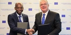 Robert Dussey, ministre togolais des affaires étrangères et négociateur en chef pour le groupe ACP, serrant la main à Neven Mimica, négociateur en chef de l'UE, le commissaire chargé de la coopération internationale et du développement.