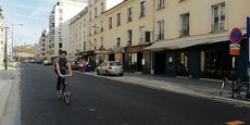 Un cycliste rue Frémicourt à Paris sur la chaussée rénovée.