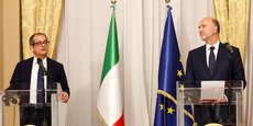 Pierre Moscovici s'est rendu en personne à Rome jeudi 18 octobre pour remettre en main propre au ministre italien des Finances Giovanni Tria (à gauche, sur cette photo de leur conférence de presse commune) une lettre de la Commission européenne qui exige officiellement des clarifications sur le projet de budget 2019 de l'Italie, projet qui enfreint de manière particulièrement grave les règles européennes en matière budgétaire.