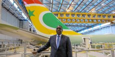 Le président sénégalais Macky Sall posant fièrement devant l'A330neo qui sera livré à la nouvelle compagnie nationale d'ici janvier 2019.