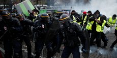 Echauffourées entre CRS et manifestants Gilets jaunes sur les Champs-Elysées.