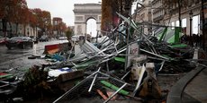De nombreux magasins de l'avenue des Champs-Elysées, à Paris, ont été pris pour cible ou contraints de fermer en raison de la manifestation organisée par les gilets jaunes.