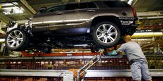 Ouvrier travaillant sur la ligne d'assemblage des SUV à l'usine General Motors d'Arlington, au Texas (Etats-Unis), en juin 2015.