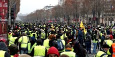 Un rassemblement de Gilets jaunes' réunis sur l'avenue des Champs-Elysées à Paris.