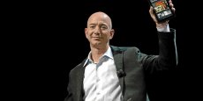Jeff Bezos, le patron d'Amazon, brandissant une tablette - Copyright Reuters