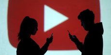Youtube, filiale vidéo de Google, a mis à jour ses règles d'utilisation qui proscrit explicitement les vidéos incitant à réaliser des défis dangereux, comme avaler de la lessive ou conduire les yeux bandés.