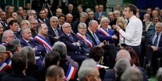Emmanuel Macron animant un premier débat mardi avec des maires à Grand Bourgtheroulde (Eure).