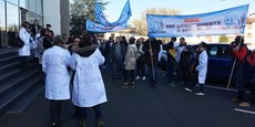 Les manifestants devant le siège des Laboratoires Pierre Fabre, à Castres, lors de la journée de mobilisation du 19 février.