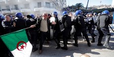 Des policiers tentent de repousser des manifestants à Alger, vendredi 1er mars.  (Crédits : Ramzi Boudina)