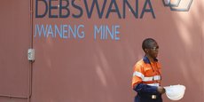 L'année dernière, Debswana, la coentreprise entre l'anglo-américain De Beers et l’Etat botswanais, avait introduit une demande auprès des autorités afin d'étendre de 830 mètres la profondeur de la mine de Jwaneng (ville minière près de la capitale Gaborone). Ce qui devrait permettre d’extraire 50 millions de carats supplémentaires sur la période 2024 à 2035).