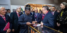 Le président de la République de Sierra Leone, Julius Maada Bio, visitant le stand du Maroc au marché de l'investissement du Forum International Afrique Développement (FIAD), en compagnie notamment du PDG du Groupe Attijariwafa bank, Mohamed Kettani (à l'extrême gauche).