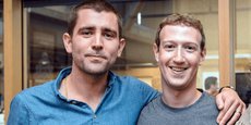 Chris Cox (gauche), membre historique et ami proche de Mark Zuckerberg (droite, Pdg et co-fondateur de Facebook) a annoncé quitter le réseau social.