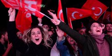 Dimanche 31 mars 2019, les supporters du Parti républicain du peuple (CHP), social-démocrate laïc, opposé à l'AKP (Parti de la justice et du développement) islamo-conservateur d'Erdogan, manifestent leur joie à l'annonce des résultats de l'élection dans la ville d'Ankara, la plus grande de Turquie.