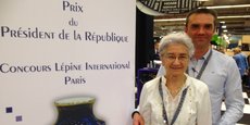 Benoît Mirambeau avec sa mère, pour laquelle il a développé Diabilive, au Concours Lépine International 2016