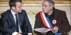 Le président (ex-MoDem) de l'association des maires ruraux (AMRF) Vanik Berberian remettant au chef de l'Etat Emmanuel Macron des cahiers de doléance le 14 janvier dernier à l'Elysée.