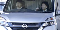 La fourgonnette transportant l'ancien président de Nissan Motor, Carlos Ghosn, arrive au centre de détention de Tokyo (Japon)..